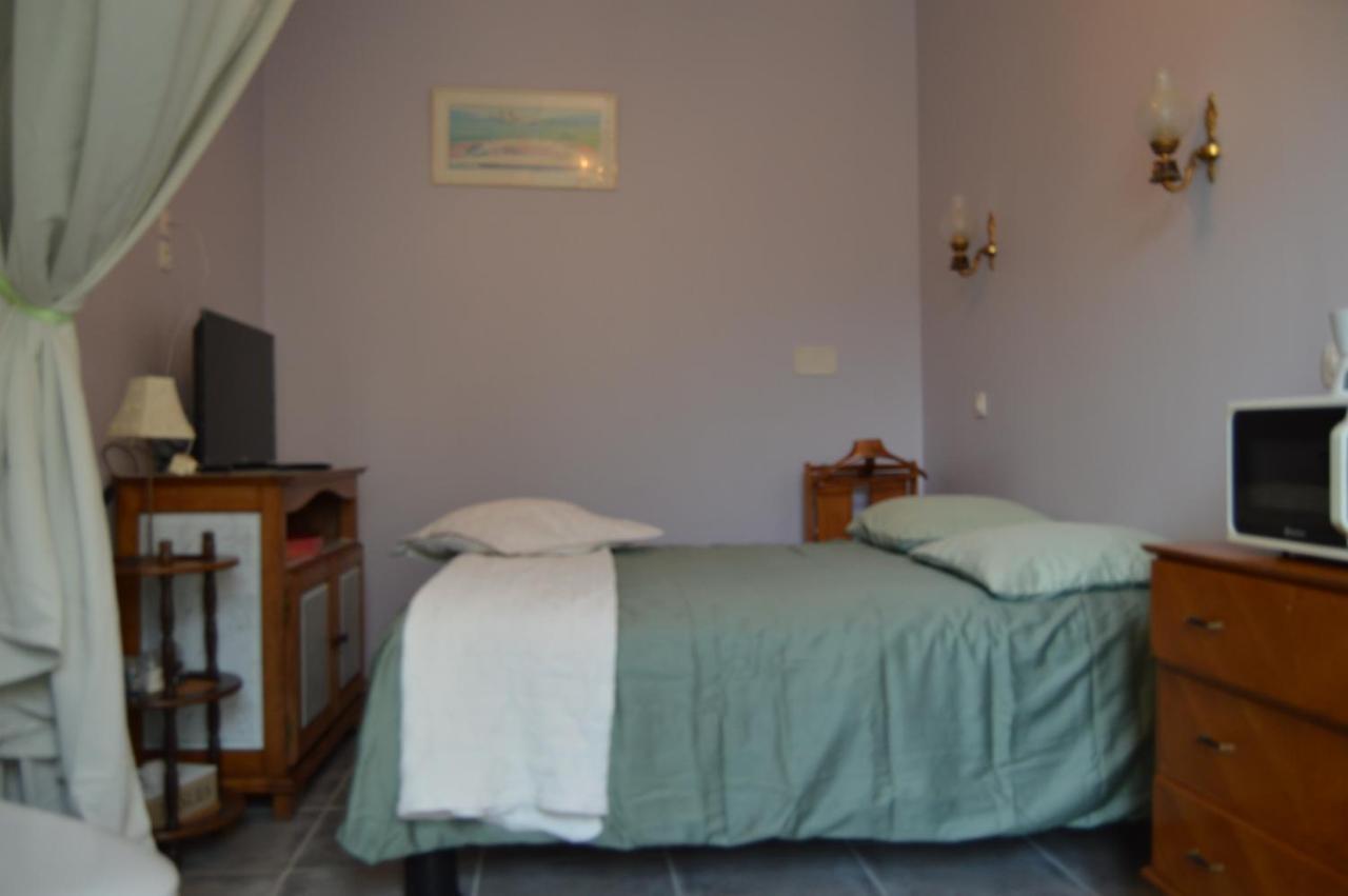 Chambre Charentaise Vars  Buitenkant foto
